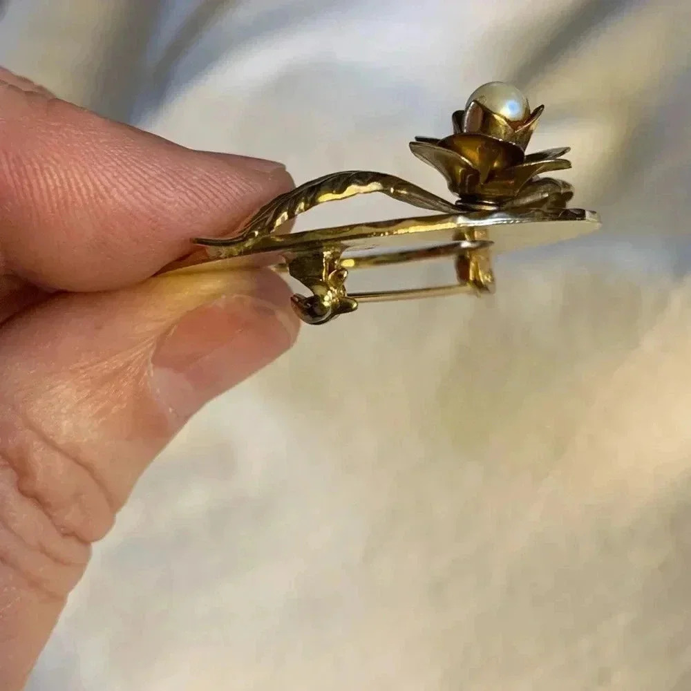 Mid Century Vintage elegance gold tone wreath brooch w/ genuine pearl celestial - Picture 6 of 8